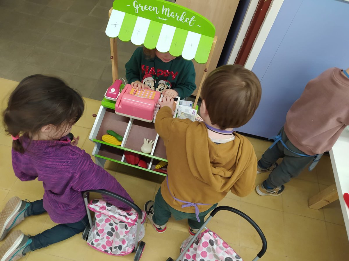 lafarigoladeval's tweet photo. El restaurant de l’#espaidaprenentatge de petits i petites “Let’s play” cada cop té unes receptes més elaborades. Aprofitem el #jocsimbolic per afavorir l’aprenentatge en #english #generacioplurilingüe https://t.co/w0eqsXmbt9