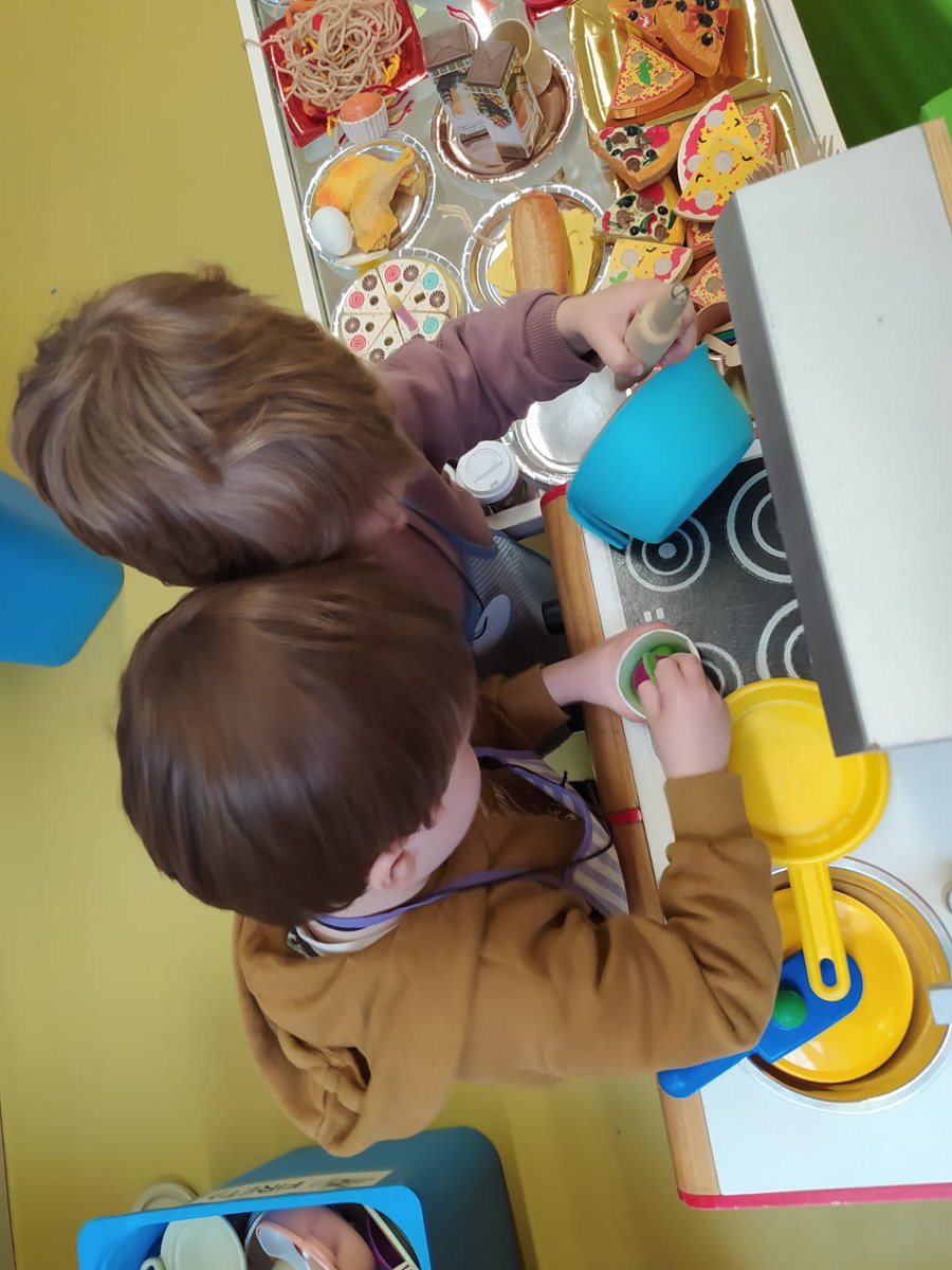 lafarigoladeval's tweet photo. El restaurant de l’#espaidaprenentatge de petits i petites “Let’s play” cada cop té unes receptes més elaborades. Aprofitem el #jocsimbolic per afavorir l’aprenentatge en #english #generacioplurilingüe https://t.co/w0eqsXmbt9