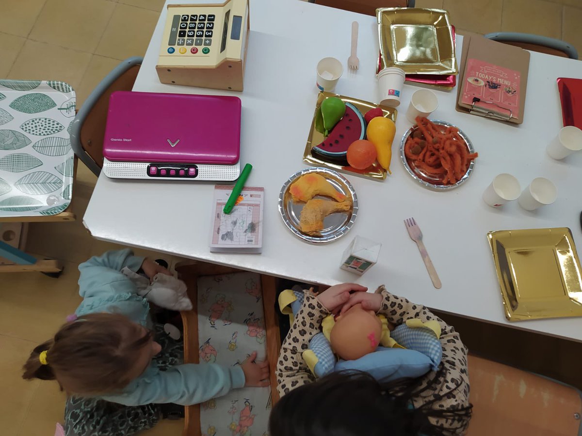 lafarigoladeval's tweet photo. El restaurant de l’#espaidaprenentatge de petits i petites “Let’s play” cada cop té unes receptes més elaborades. Aprofitem el #jocsimbolic per afavorir l’aprenentatge en #english #generacioplurilingüe https://t.co/w0eqsXmbt9