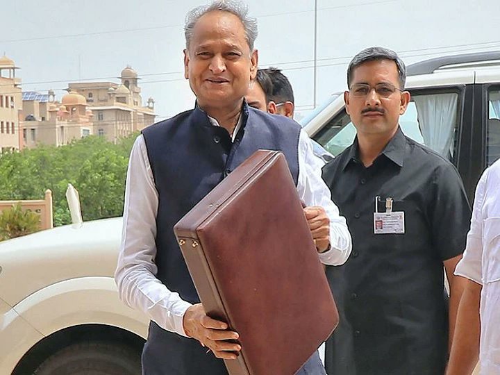 मुख्यमंत्री अशोक गहलोत द्वारा प्रस्तुत किये जा रहे बजट की मुख्य बातें-:
500 रु. में रसोई गैस सिलेंडर
100 यूनिट बिजली फ्री
चिरंजीवी योजना में 25 लाख का बीमा
1 हजार इंग्लिश मीडियम स्कूल
हर साल 30 हजार बालिकाओं को स्कूटी
महिलाओं को रोडवेज बस किराए में 50% छूट