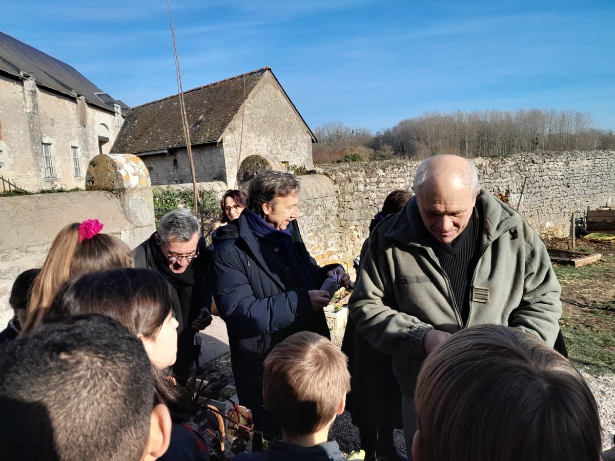 college_tg's tweet photo. 🏰Hier nous avions RDV à l'#abbaye de #Pontlevoy pour l'AG de l'association des anciennes #EcolesRoyalesetMilitaires
🗣Les élèves ont pu rencontrer @bernstephane et nous faire découvrir la richesse de l'#enseignement de cette #école datant de 1196
🙏Merci à l'équipe de Pontlevoy! https://t.co/jqSAVYQAHL