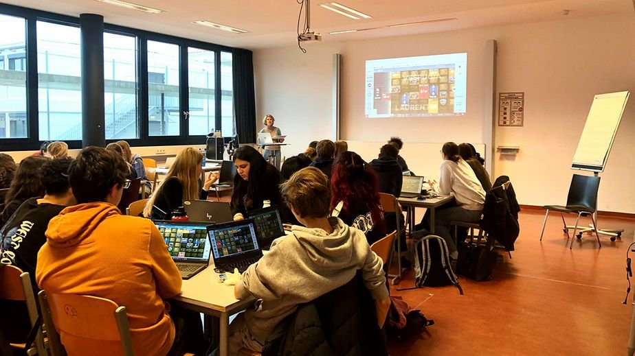 oefse's tweet photo. Kürzlich schlüpften Schüler*innen in die Rolle verschiedener politischer Akteur*innen & lenkten so die Geschicke ihres Landes bis ins Jahr 2050. Sie erlebten dabei die Schwierigkeiten, Entscheidungen vor dem Hintergrund begrenzter #Ressourcen zu treffen.
https://t.co/mTxPTuEXMW https://t.co/w2e6pqqE5c
