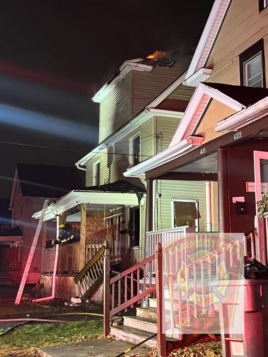 ctfirephoto's tweet photo. Happening now. We have CFPA New York Member Jon Tenca, @PSPhoto1, on the scene of a 2 Alarm Fire in the City of Rochester. #fire #housefire #breakingnews, #2alarmfire https://t.co/s6mt9V6ZDo