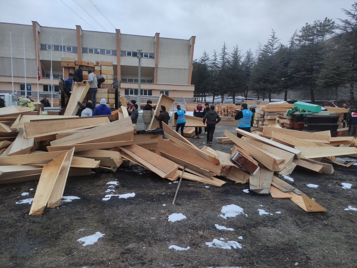İhtiyaç olarak 1 kamyonda tabut gönderdik. 
Nelere ihtiyaç var...