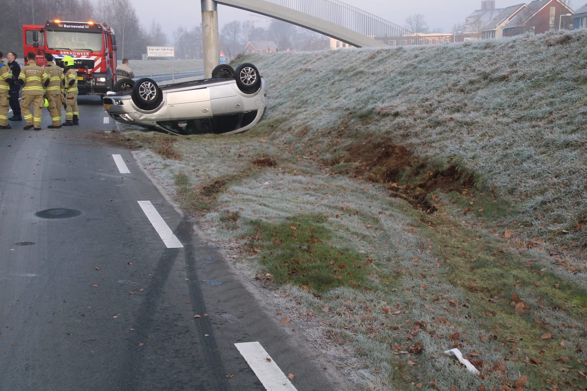veiligveller's tweet photo. Moeder met twee kinderen belanden door gladheid op zijn kop op de Hoenderlaan in #Veller #Barneveld https://t.co/ieqIRhvA3k https://t.co/P2vFQpw0Md