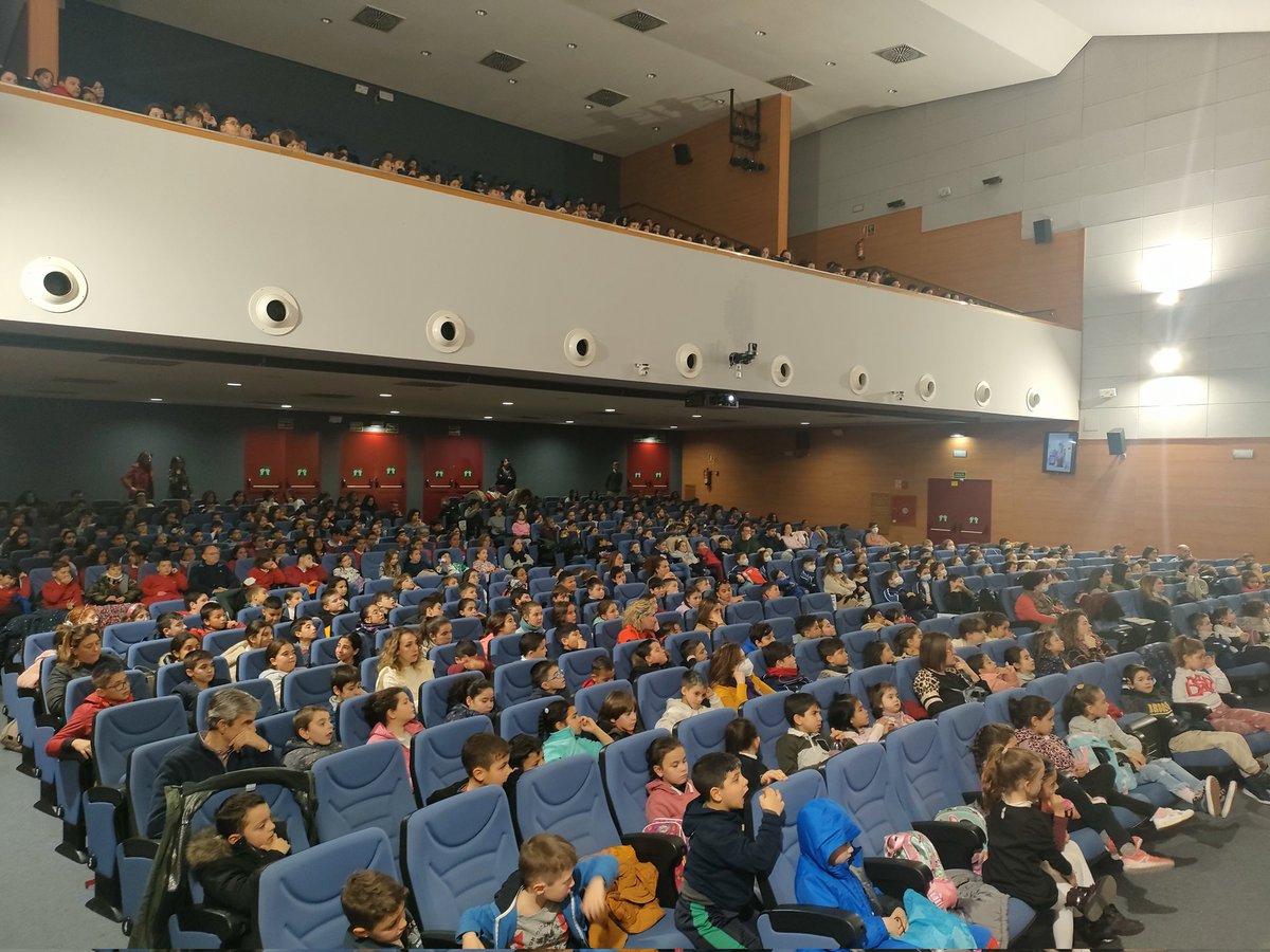 ujaen's tweet photo. 👩‍🔬🔬Comienzan las actividades organizadas en la @ujaen para conmemorar el Día Internacional de la Mujer y la Niña en la Ciencia @11defebreroES #11F que este año cuenta con la participación de 600 niñ@s de entre 4 y 12 años para despertar la vocación científica #UJAdivulga https://t.co/tzIz4rYH6O