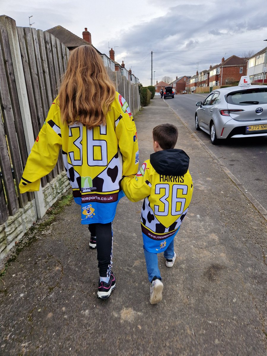 MrsJLHarris's tweet photo. Wear something yellow day 💛 #MentalHealthAwareness #sheffieldchildrenshospitalcharity #IceHockey https://t.co/27ZKi0fMht