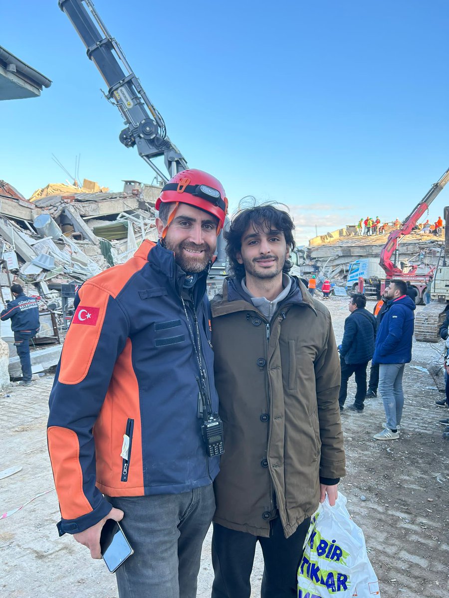 ValidebagSvnms's tweet photo. "İslahiye Zaman apt. enkazından bir yetişkin (Murat) sağ olarak çıkardık, 11.00"
#MAGAME den dakikalar önce gelen bilgi 👆🏽
Fotoya fırsat yok.
Gece, moladaki küçük bir ekibin fotosu bir de mandalinaları buradan götüren şu yakışıklı var.
Hepinizi o güzel yüreklerinizden öperiz 💗 https://t.co/IoQ5EV8lQY