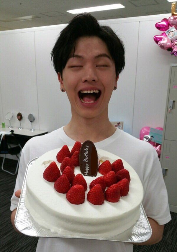 sungjaez's tweet photo. Tebak, tua tua apa yang tua? Yak betul, noona yg lg ultah. Hbd yh @naeuvnson @marcellasneu https://t.co/WoLLPbdm7D