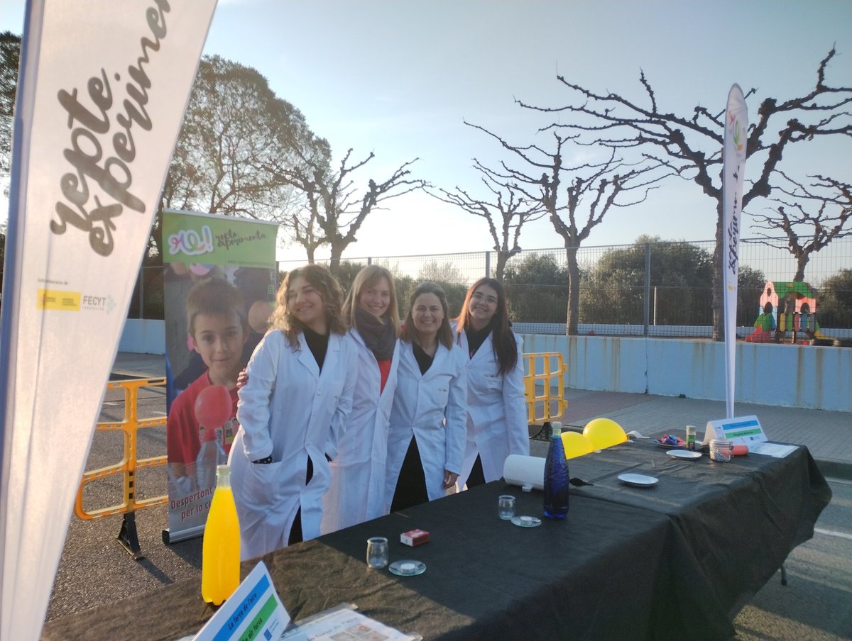 RetoExperimenta's tweet photo. El nostre equip a punt per rebre a nens i nenes per a que descobreixin experimentant què és l'electricitat estàtic i la tensió superficial o com ens afecta la pressió atmosfèrica!
Gran iniciativa aquest I Science Market Day @EscolaFortuny #11F #Stemcat https://t.co/Er6pjXuNBS