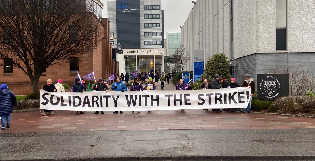 Out in the rain for fair pay at <a href="/CaledonianNews/">Glasgow Caledonian University</a> ✊