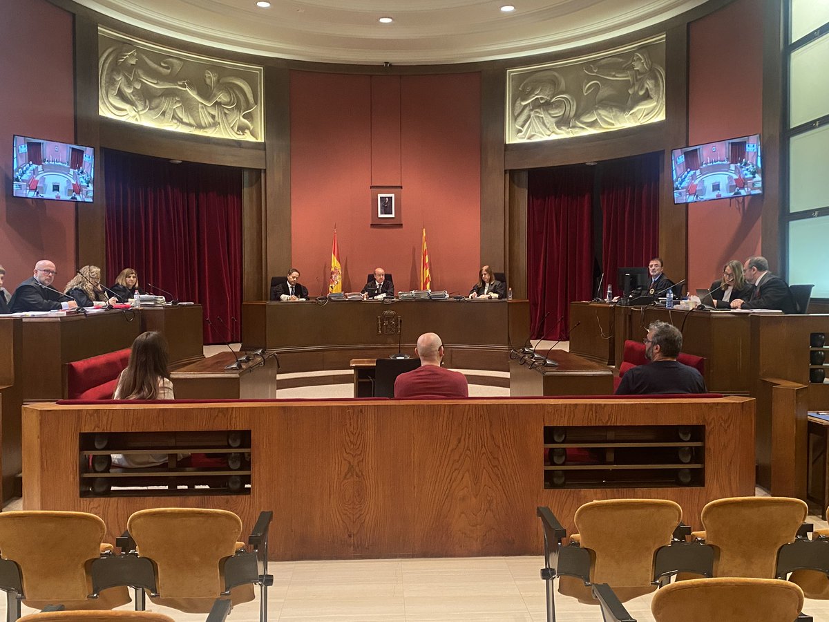 tsj_cat's tweet photo. Primera sessió del judici que se celebra a la sala civil i penal @tsj_cat a l'ex directora de l'Institut de les Lletres Catalanes i dues persones més pels delictes de #prevaricació i #falsedat https://t.co/OavfNhhJQE