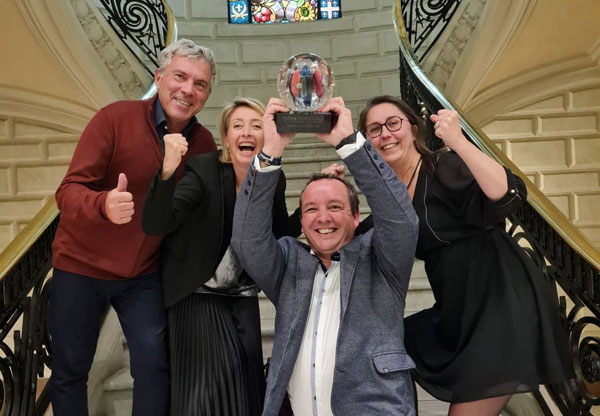 CCIcotedazur's tweet photo. 💬"Ns souhaitons passer de l’ergonomie du poste de travail au bien-être au sens large en entreprise. Notre CA devrait tripler d’ici à 3 ans" Julien Bacon @ergo_officePACA 

 🏆J. Bacon élu Business Person @rivierabusiness Awards👏BRAVO

↪ https://t.co/BVCgIY5X85

#UnJourUnTalent https://t.co/OgUY4L9lrg