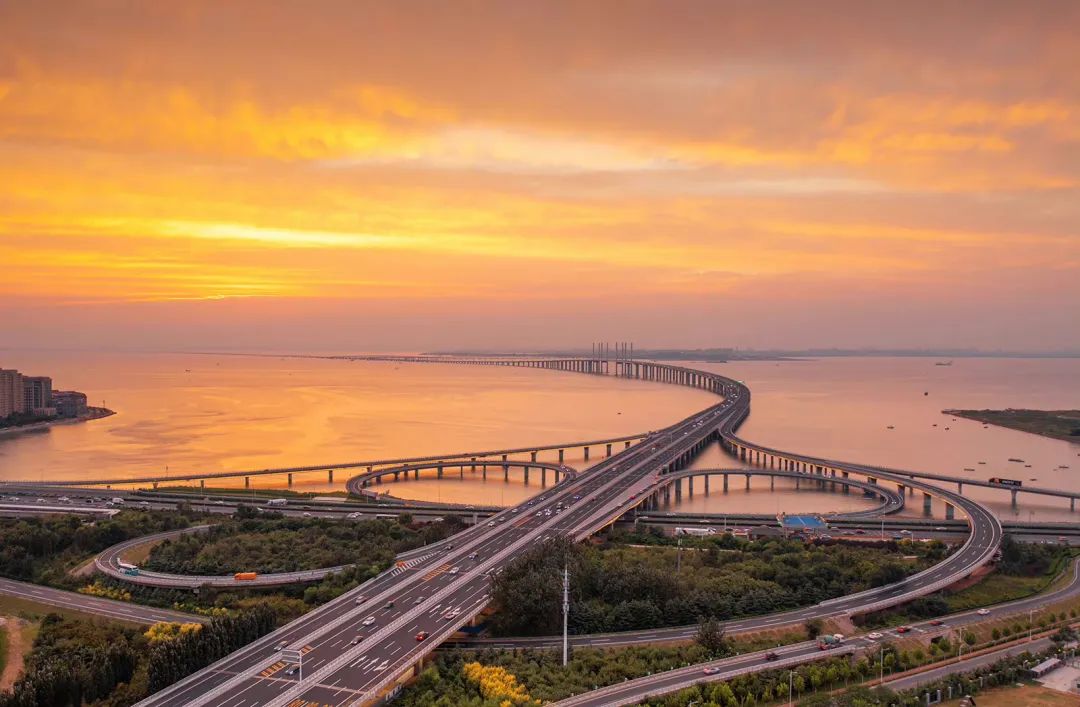loveqingdao's tweet photo. Do you know that #WanderingEarth2, a sci-fi blockbuster, is shot at the Oriental #Movie Metropolis, a high-profile film studio complex in #Qingdao? Many landmarks in the city appeared in the movie. How many places do you recognize? #BeautifulQingdao https://t.co/nxAZ0d3Ikb