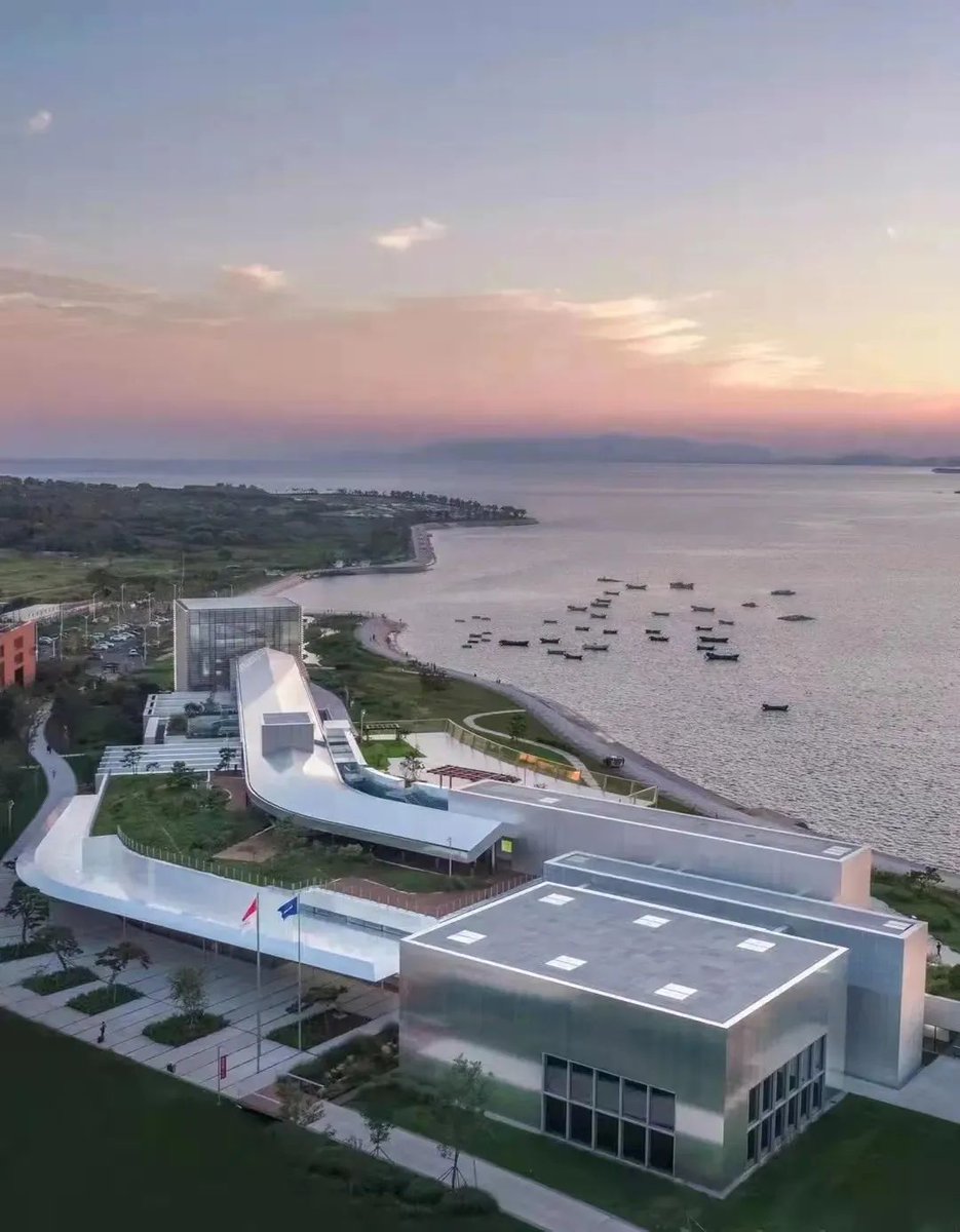 loveqingdao's tweet photo. Do you know that #WanderingEarth2, a sci-fi blockbuster, is shot at the Oriental #Movie Metropolis, a high-profile film studio complex in #Qingdao? Many landmarks in the city appeared in the movie. How many places do you recognize? #BeautifulQingdao https://t.co/nxAZ0d3Ikb