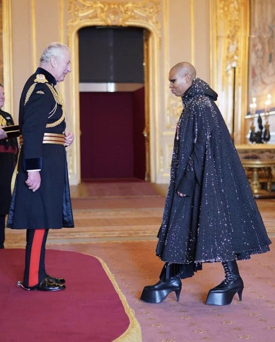 Not sure what’s going on here but seems to a bloke in a uniform receiving some kind of honour from a Queen.