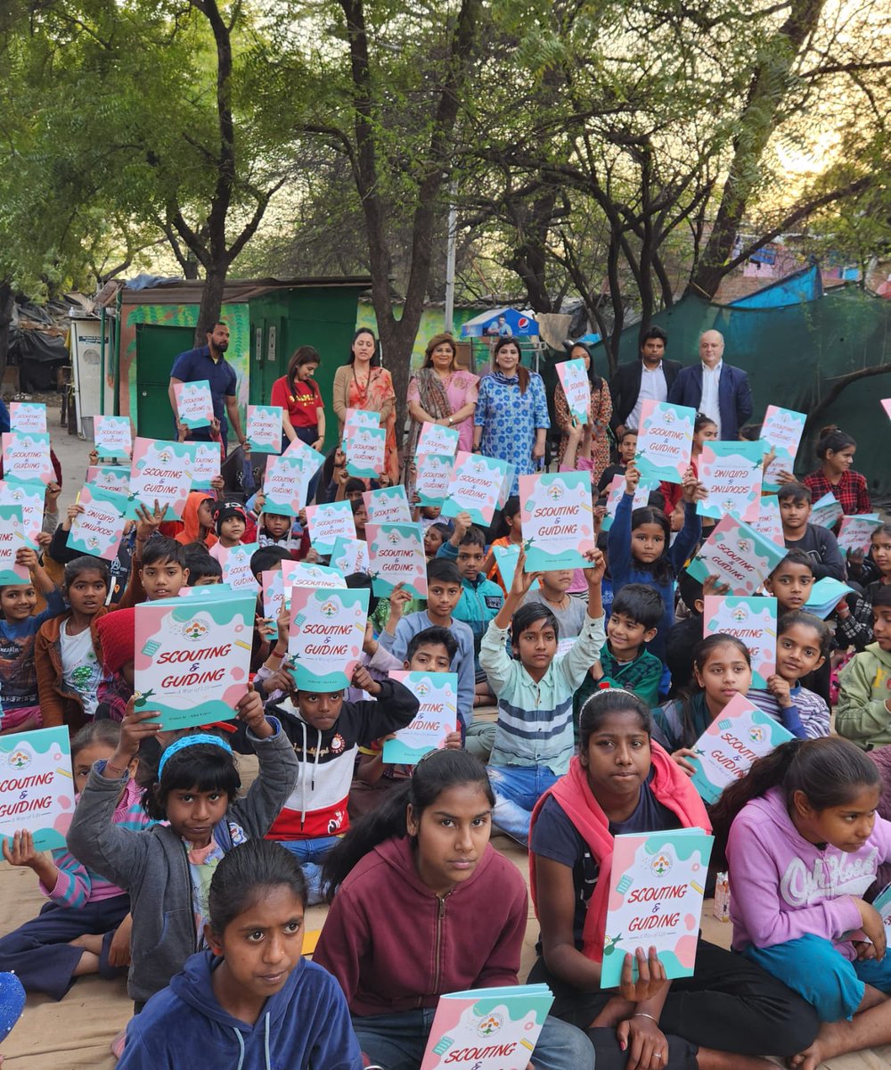 AlkaKapurOff's tweet photo. Inspiring day with kids from Sanjay Gandhi &amp; Swami Vivekanand Basti. Mentored on mental health, proud to support #rnartfoundation's efforts in transforming slums &amp; promoting well-being. Honored to be part of this impactful workshop.

#MentalHealthMatters #TransformingSlums https://t.co/jA1uXoCwo0