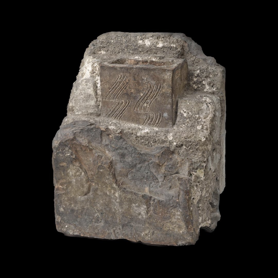 CRomanMuseum's tweet photo. Partly from hot air from the underfloor heating system (the #Hypocaust) being carried upwards through hollow, box-shaped flue tiles like these. The ceramic box tiles were built into the walls of the house!
#RomanMuseum #RomanBritain #Canterbury #RomanSite #RomanTechnology https://t.co/yIRclgl7N4
