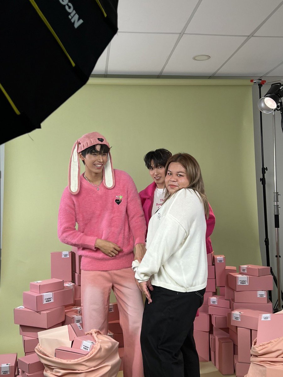 SEVEN08979937's tweet image. Stylist by 7-YUPYERN
แป๊ปนะคะพับกล่องก่อนค่าาา #madanxจาเฟริสท์

instagram.com/p/Coei1TDroJK/…