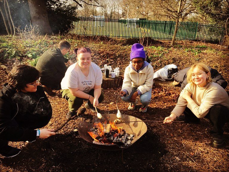 Wild Cooking x Forest Garden Care! 🙌 Yesterday in the forest garden our volunteers built structural support for our wine + loganberries and extended our ‘dead hedge’, creating important habitats for insects and small mammals. Then soup + bread cooked over a fire of course.😊