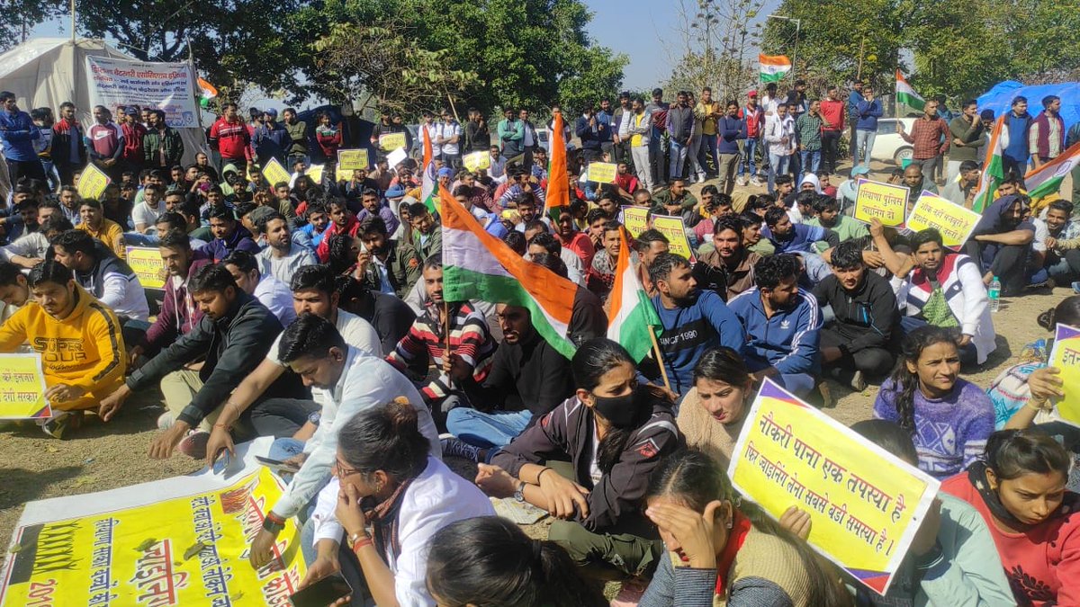 Sandeep76271959's tweet photo. सीएम साहब आपने पुलिस भर्ती 2019 चुनाव के समय निकाली और अब आप अगले चुनाव की तैयारी कर रहे हैं और हरियाणा पुलिस चयनित 6600 उम्मीदवार  अभी भी 2019 की भर्ती पुरी होने का इंतजार कर रहे हैं|
#Haryana_Police_Joining_Do
@cmohry @csharyana @mlkhattar @anilvijminister @bhupeshwardayal @ANI https://t.co/czaf91Oaax