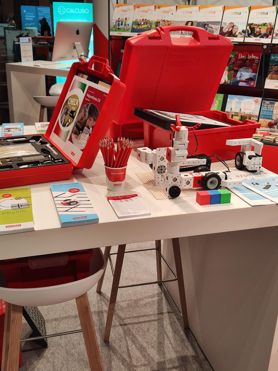 cornelsenverlag's tweet photo. Bildungsbegeisterte im Raum Düsseldorf: Besucht uns doch heute oder morgen auf der @EDUregio1 im Congress Center. Oder auf eine der kommenden Messen: https://t.co/7mtmuwZduo Wir freuen uns auf euch! #eduregio #mint #Messe https://t.co/uzVCllKVnU