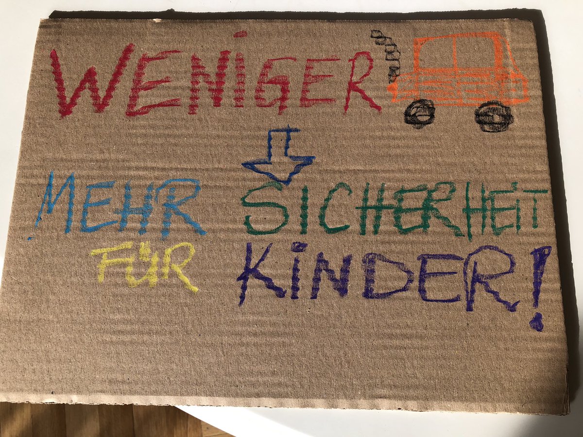 StefiSchrod's tweet photo. Mit diesen Botschaften mache ich mich auf zur Demo für die Verkehrswende heute vorm Roten Rathaus. #Verkehrswende aus Sicht der Kinder und Eltern sehen! https://t.co/jMiEAP6mwq