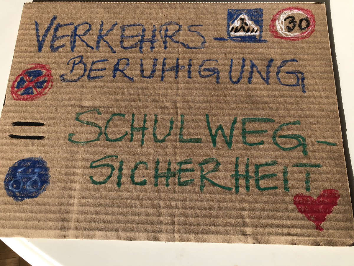 StefiSchrod's tweet photo. Mit diesen Botschaften mache ich mich auf zur Demo für die Verkehrswende heute vorm Roten Rathaus. #Verkehrswende aus Sicht der Kinder und Eltern sehen! https://t.co/jMiEAP6mwq