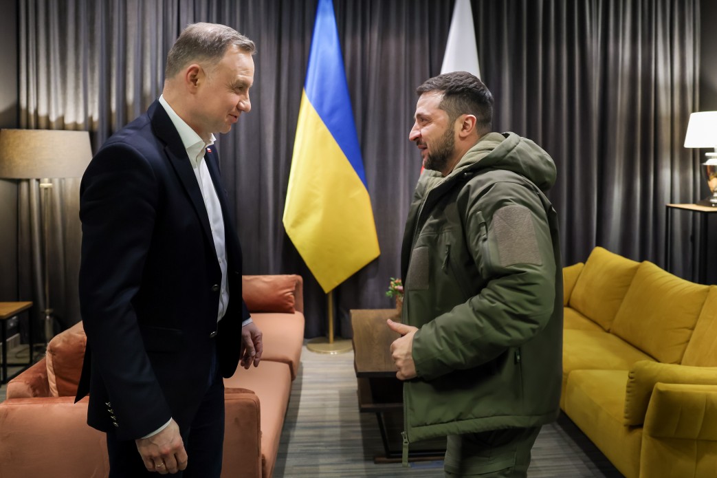 UKRinPL's tweet photo. Завершуючи низку закордонних візитів, Президент🇺🇦  @ZelenskyyUa зустрівся з Президентом🇵🇱@AndrzejDuda у польському Жешуві. 
Лідери обговорили подальшу оборонну співпрацю та спільні дипломатичні кроки. 
Більше🔗 https://t.co/yqmNMXrydy https://t.co/DXIOVGM6gT