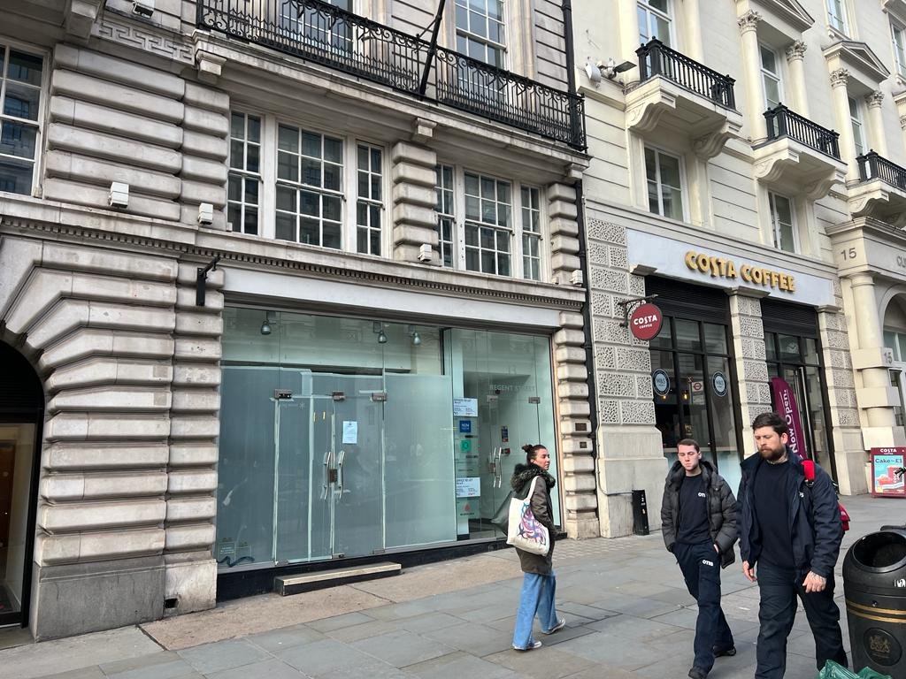 Green_and_Ptrs's tweet image. Located on Regent St, this prime class E property is arranged over 2 floors. Full details are here greenandpartners.co.uk/property/13-re…

Please contact Nicole de Blaquière &amp;amp; Adam Bindman @Green_and_Ptrs for more info on 020 7659 4848

#ShopToLet
#RetailProperty
#LondonRealEstate
#RetailAgent