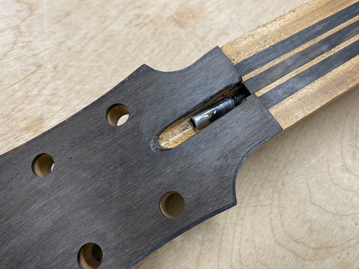 abeguitars's tweet photo. ヘッド部分を溝加工して、2wayのトラスロッドを挿入。

ロッド上面には、エボニーのインサートを入れて、金属と指板が直接触れないようにしています。

#abeguitars #guitarmaking #guitarworkshop #neck #trussrod #2way #ギター製作 #ギター工房 #木工加工 #ネック #トラスロッド https://t.co/BDU3d8nGfR