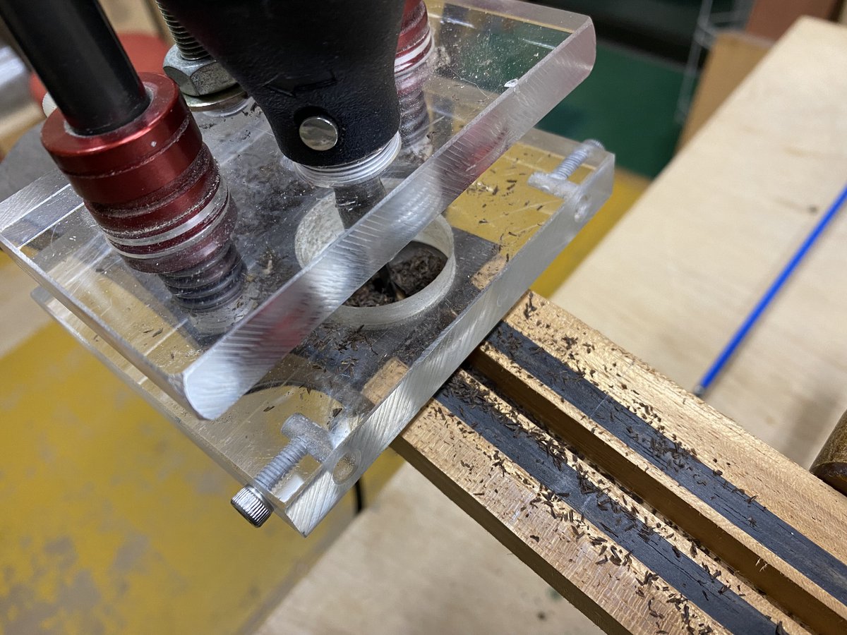 abeguitars's tweet photo. ヘッド部分を溝加工して、2wayのトラスロッドを挿入。

ロッド上面には、エボニーのインサートを入れて、金属と指板が直接触れないようにしています。

#abeguitars #guitarmaking #guitarworkshop #neck #trussrod #2way #ギター製作 #ギター工房 #木工加工 #ネック #トラスロッド https://t.co/BDU3d8nGfR