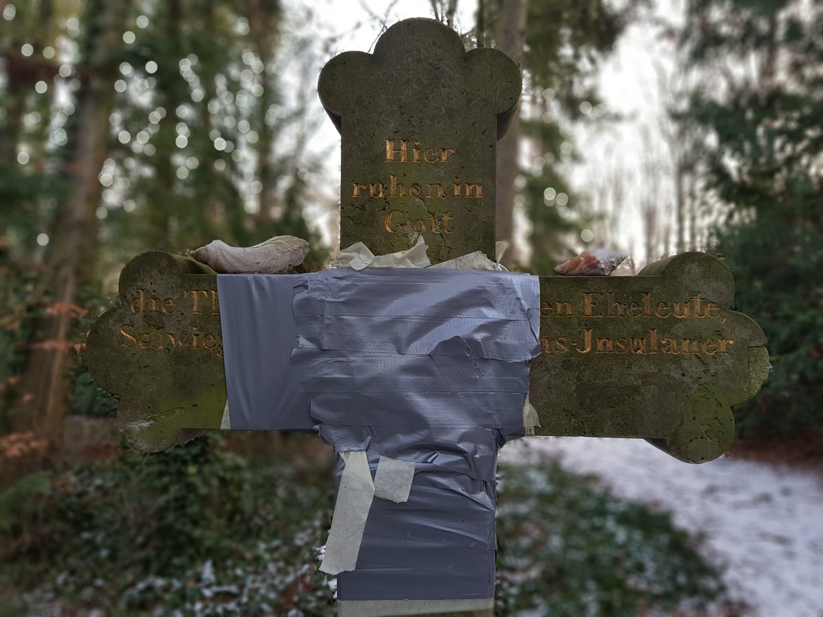 Dr_Jan_Mende's tweet photo. Was ist denn hier passiert? Heute morgen gesehen: Das Grabkreuz von Harry Maitai ist umklebt! Oben liegen 2 Muscheln.
Maitai aus Hawai kam im Sept. 1828 nach Berlin. #Schadow zeichnete ihn, W.v. #Humboldt interwievte, dann wurde er Gärtner auf der #Pfaueninsel - freiwillig? https://t.co/MrjWPDdeOO
