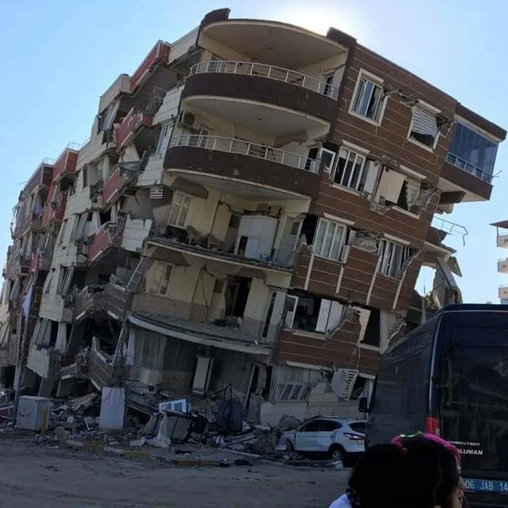 Nurdağında 4.Günümz. Nerdyse sağlam bina kalmamış. Rabbim yardmcımz olsun. Gerçektn acımız çok büyük ve herkes elinden ne geliyorsa yapmalı. Enkazdan çıkan bebek cesetleri en çok yüreğimi yakan manzaralar oldu. 
instagram.com/p/CoeDrn-qXp-/…