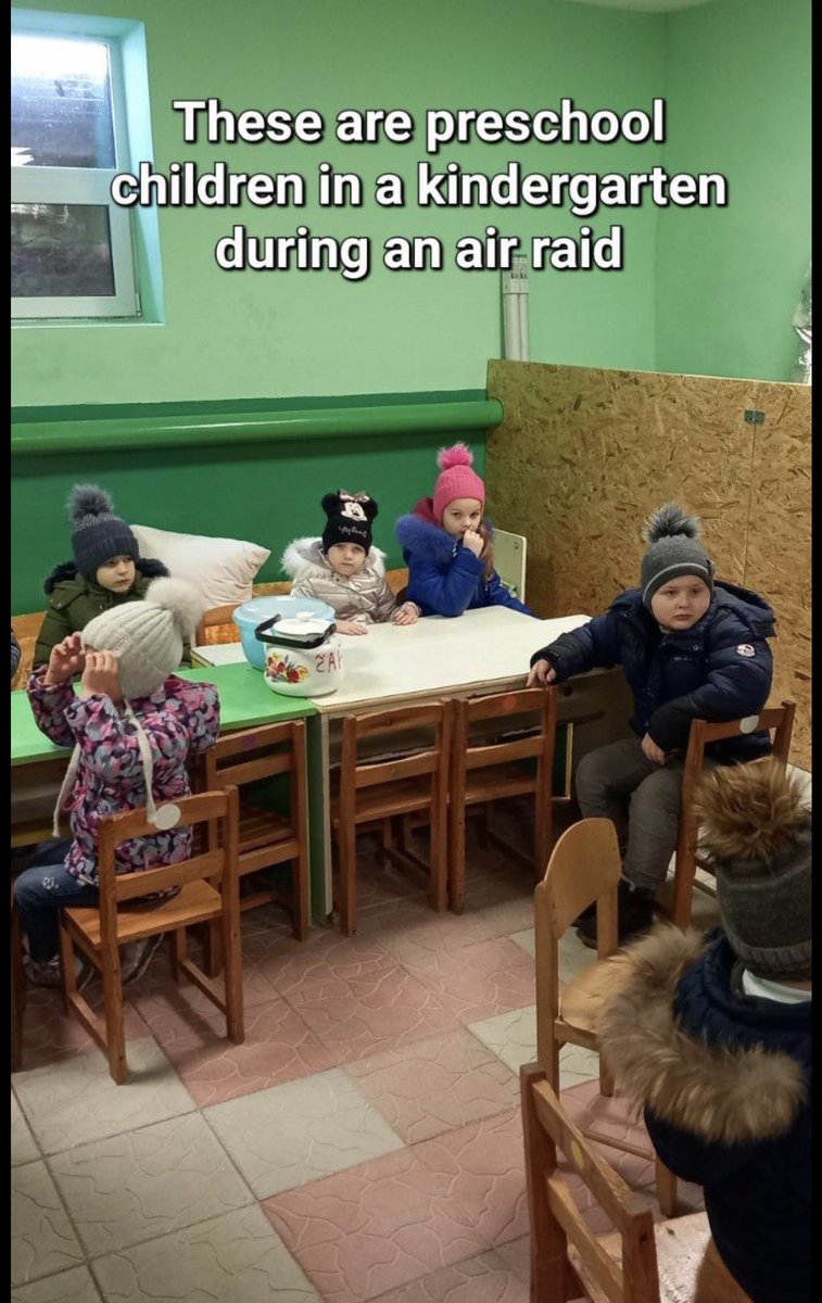 🇺🇦 „Unsere Kinder gehen auch während des Krieges in den Kindergarten und in die Schule. Bei einem Luftangriff gehen alle in den Keller.“ 🥲 
#Ukraine #UkraineChildren 
#RussiaIsATerroristState 😡