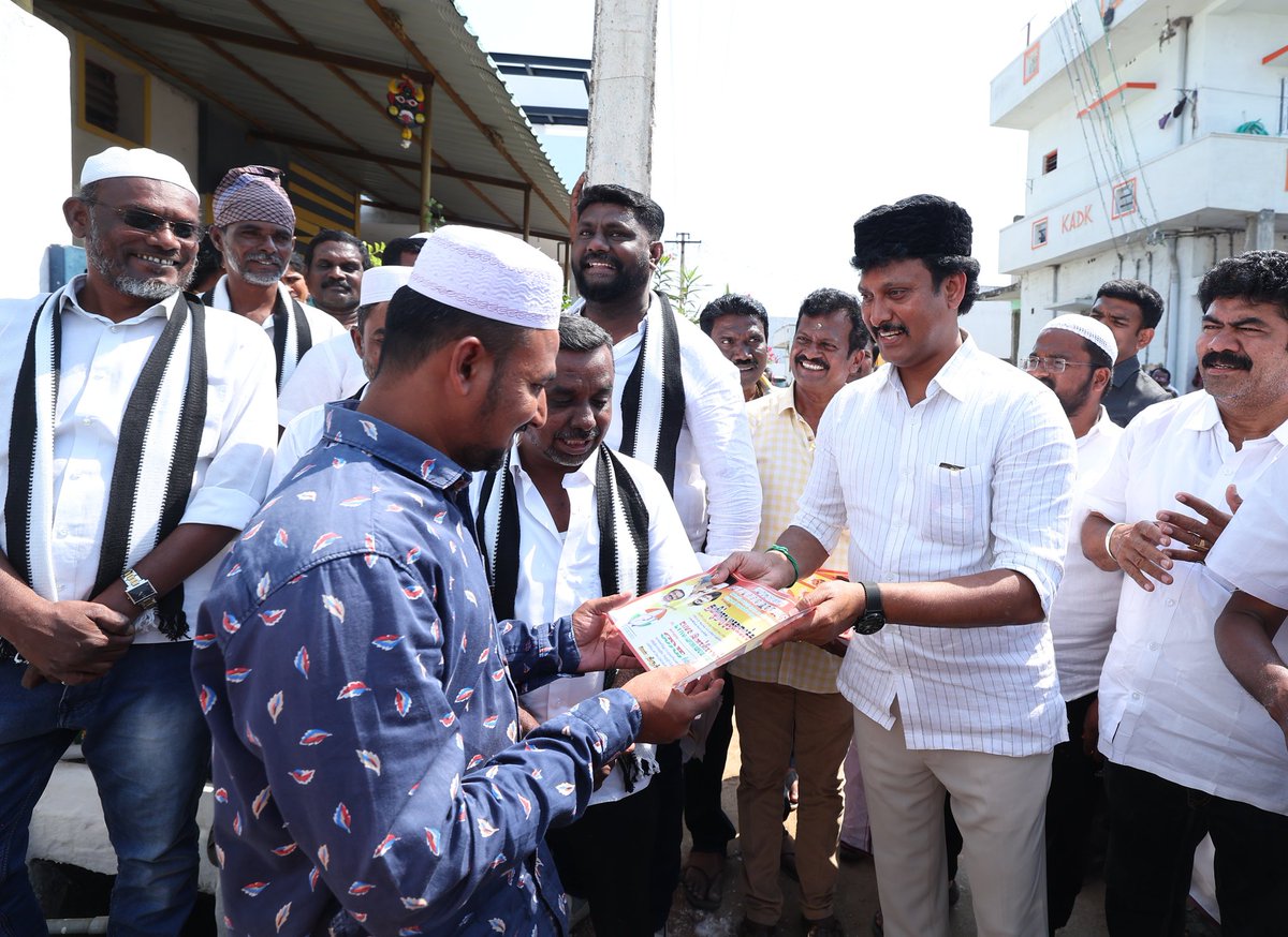 Anbil_Mahesh's tweet photo. ஈரோடு(கி) தொகுதி அஜந்தா நகர் பகுதி இஸ்லாமிய பெருமக்களிடம் மத சார்பற்ற முற்போக்கு கூட்டணி வேட்பாளர் @EVKSElangovan அவர்களுக்கு ஆதரவுகேட்டு மனிதந���ய மக்கள் கட்சி தோழர்களோடு இணைந்து, கை சின்னத்திற்கு வாக்குகள் சேகரித்தோம். https://t.co/Jg6WXAl9Uh