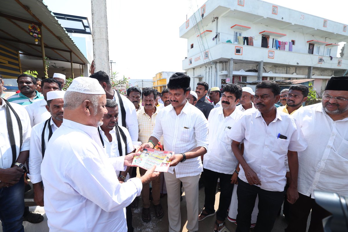 Anbil_Mahesh's tweet photo. ஈரோடு(கி) தொகுதி அஜந்தா நகர் பகுதி இஸ்லாமிய பெருமக்களிடம் மத சார்பற்ற முற்போக்கு கூட்டணி வேட்பாளர் @EVKSElangovan அவர்களுக்கு ஆதரவுகேட்டு மனிதந���ய மக்கள் கட்சி தோழர்களோடு இணைந்து, கை சின்னத்திற்கு வாக்குகள் சேகரித்தோம். https://t.co/Jg6WXAl9Uh