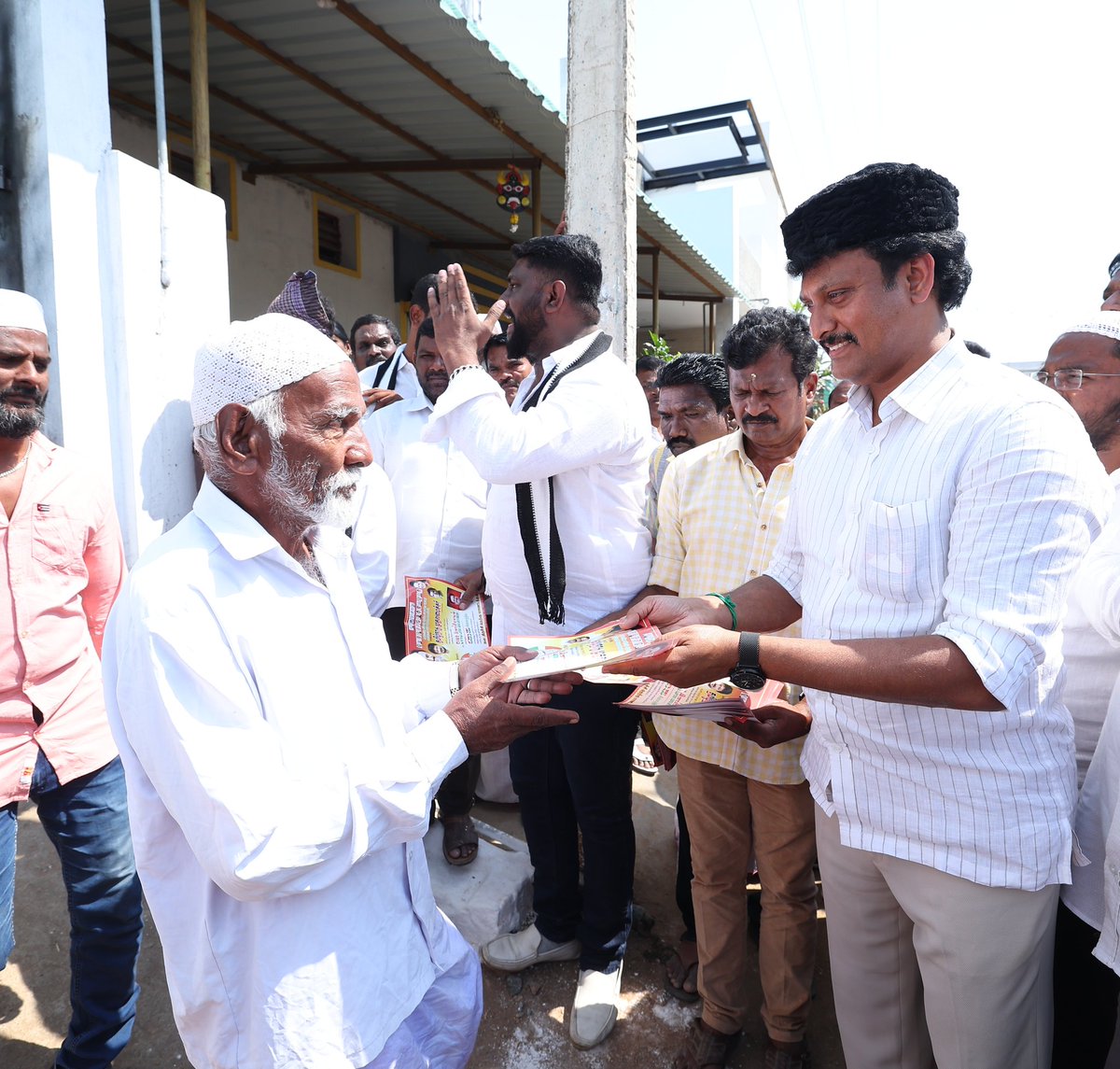Anbil_Mahesh's tweet photo. ஈரோடு(கி) தொகுதி அஜந்தா நகர் பகுதி இஸ்லாமிய பெருமக்களிடம் மத சார்பற்ற முற்போக்கு கூட்டணி வேட்பாளர் @EVKSElangovan அவர்களுக்கு ஆதரவுகேட்டு மனிதந���ய மக்கள் கட்சி தோழர்களோடு இணைந்து, கை சின்னத்திற்கு வாக்குகள் சேகரித்தோம். https://t.co/Jg6WXAl9Uh