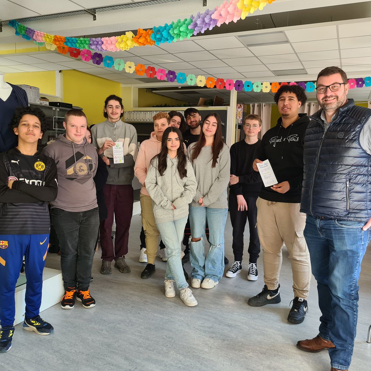 LyceePointet's tweet photo. Visite dans nos locaux de Fabien Gras, Directeur du Super U de Bitschwiller les Thann qui est venu rencontrer les élèves de Bac pro commerce pour les guider dans l'aventure de la mini-entreprise @EPAGrandEst. #voieprofessionnelle #chefsdoeuvres #entrepreunariat https://t.co/pASu0jpxaU