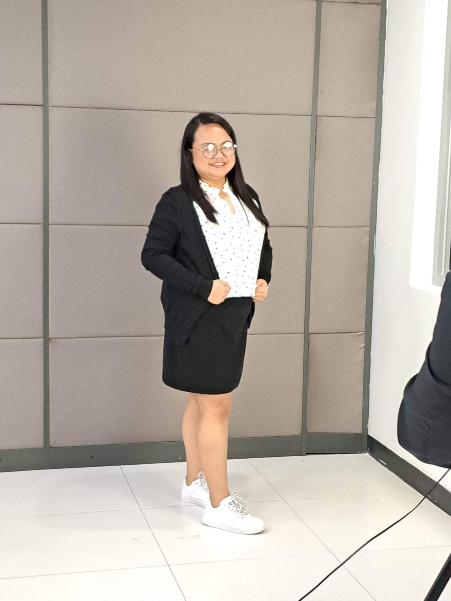 BlessieGrace8's tweet photo. Yung ngiting akala mo di nababaliw sa problema eh 🤦‍♀️😂 #gustokonangbumitaw https://t.co/5A8sunq6oV