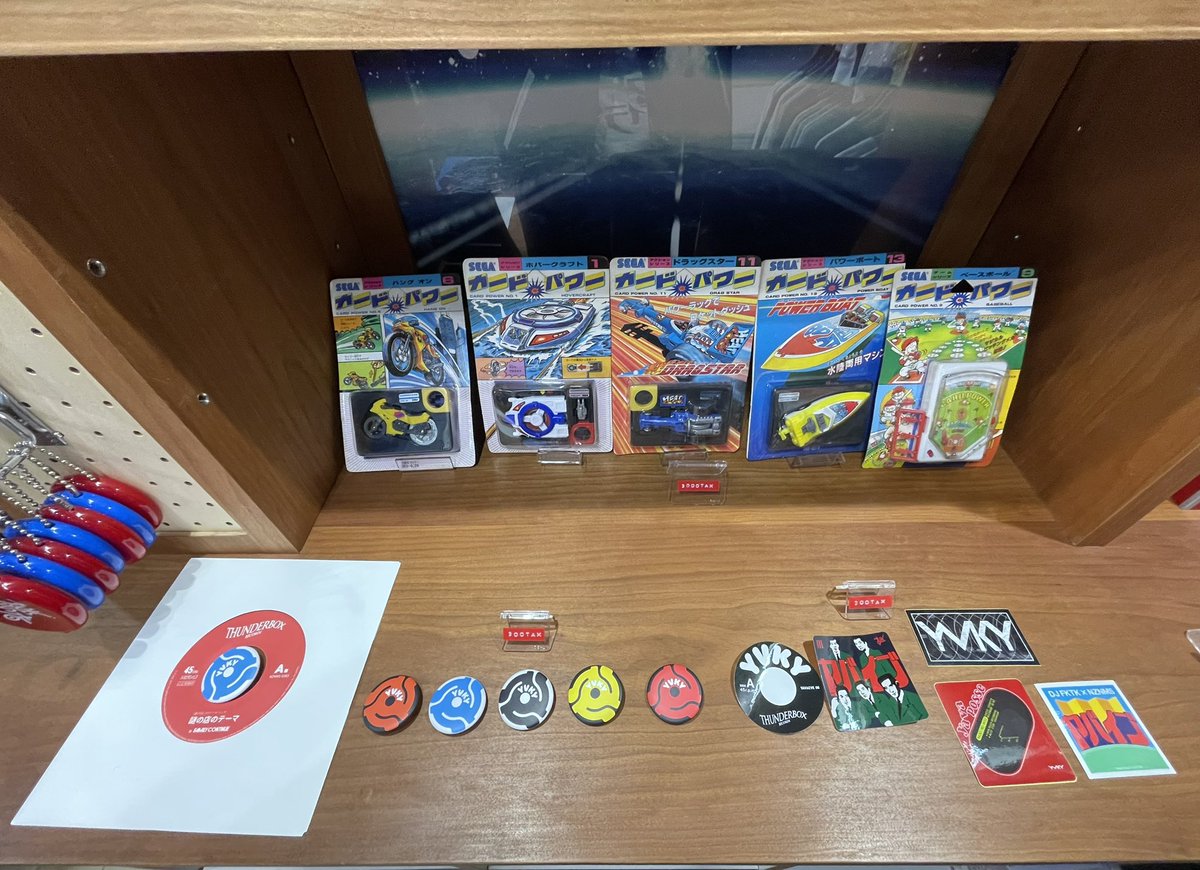 yallrocksick's tweet photo. ヤバイブ アダプターバッジとシール買えた😊
早速、ソウルセットジャンパーに装着。
謎の店は楽しくてついつい長居しちゃう。
#ソウルセット #T1SS
#TOKYONO1SOULSET
#渡辺俊美 さん
#DOARAT
#EMANUEL
#ホフディラン
#THUNDERBOX
#MORITATSUYOSHI
#DJフクタケ
#田口陵
#ヤバイブ
#YVKY
#謎の店 https://t.co/97y60a21pi