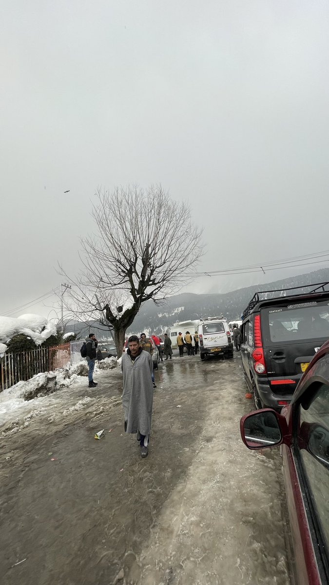 OnityaBhalla's tweet photo. 10/02/2023, Stuck in Tangmarg for Hours for VIP movement. Traffic stopped. Had to drop my Gulmarg plan. couldn’t do Gondola ride having prior bookings paid ₹1500 Common people are no one. Equality for all. Who is responsible? @PMOIndia @nitin_gadkari  @kheloindia @JmuKmrPolice https://t.co/Rm68fy3hHm