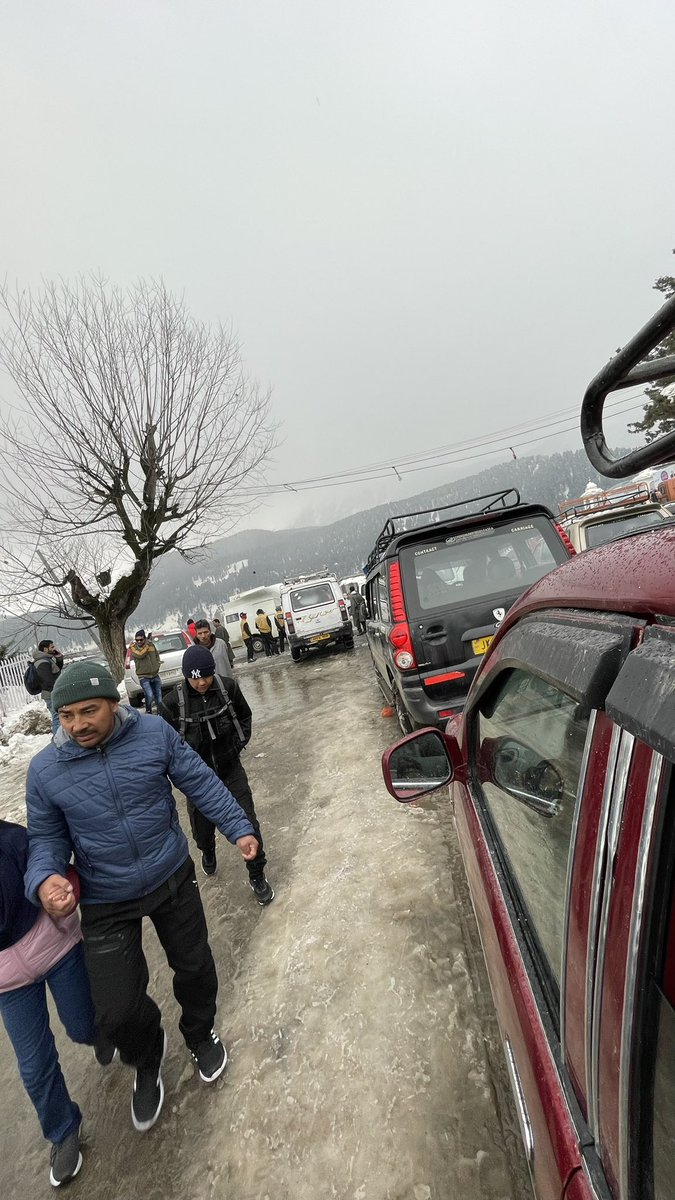 OnityaBhalla's tweet photo. 10/02/2023, Stuck in Tangmarg for Hours for VIP movement. Traffic stopped. Had to drop my Gulmarg plan. couldn’t do Gondola ride having prior bookings paid ₹1500 Common people are no one. Equality for all. Who is responsible? @PMOIndia @nitin_gadkari  @kheloindia @JmuKmrPolice https://t.co/Rm68fy3hHm
