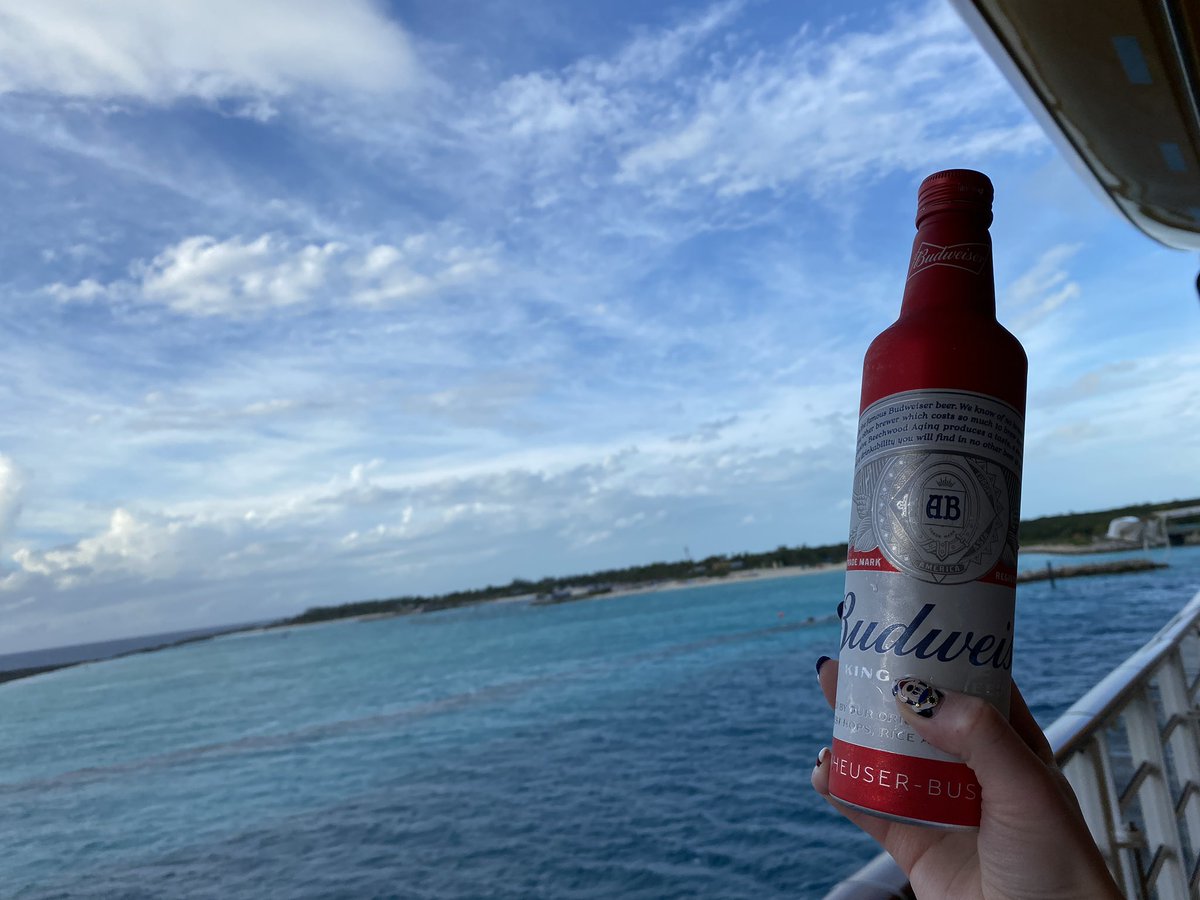 BeerMa4869's tweet photo. パーク以外にもディズニークルーズという3泊４日のクルージングの旅にも行ってました🚢食事は船代に含まれているので無料で食べ放題。海を眺めながら飲むビールはいつもより更に美味しかった🥺💓
#Disneycruise https://t.co/O1ebju6FLw