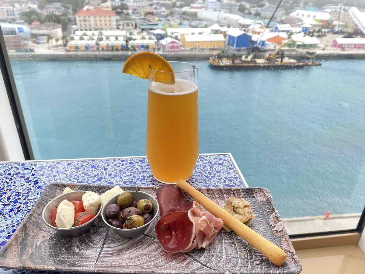 BeerMa4869's tweet photo. パーク以外にもディズニークルーズという3泊４日のクルージングの旅にも行ってました🚢食事は船代に含まれているので無料で食べ放題。海を眺めながら飲むビールはいつもより更に美味しかった🥺💓
#Disneycruise https://t.co/O1ebju6FLw