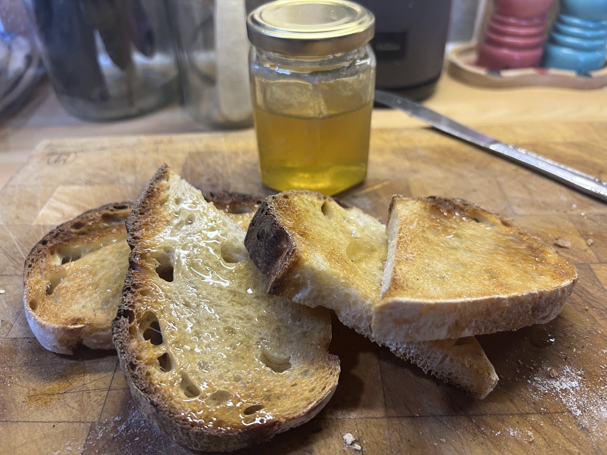 TylaGlasBees's tweet photo. Fresh homemade sourdough toast with our own heather honey
#perfectstarttotheday https://t.co/1LAmsIH7iA