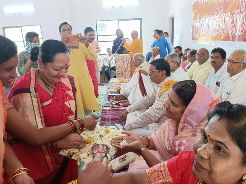 SurekhaDagaBjp's tweet photo. इस अवसर पर श्रीमती डागा जी ने सभी समाज संगठन को भविष्य के लिए शुभकामनाएं दी।
.
.#Sutar #vishwakarma #Community #NagarPalika #Adhyaksha #Shubh #ShivrajSinghChouhan #JPNadda #Sausar #MadhyaPradesh #NarendraModi #bjpsausar #chindawada #smt_surekha_inderchand_daga #bjp https://t.co/7wXyXlsmzb