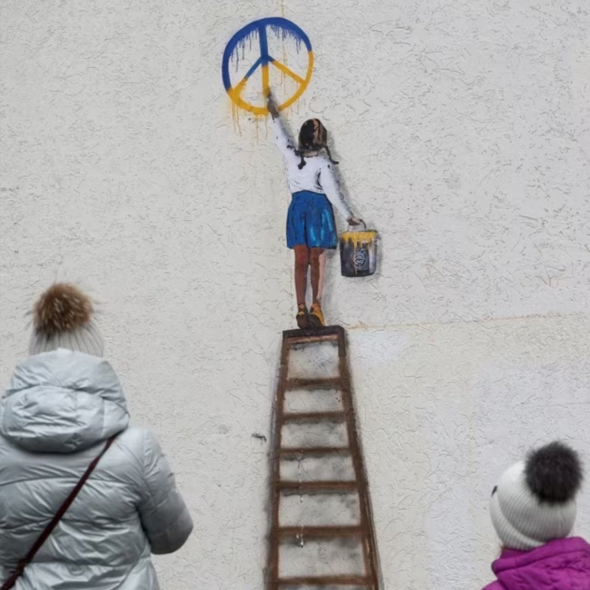 tvboy's tweet photo. I find a wall in Buča and I get to work. It's getting dark, I have to hurry. After starting I realize I can't complete the peace symbol. Two women approach. They bring me a ladder. It seems a beautiful metaphor for the current situation: only with teamwork we can achieve peace.🇺🇦 https://t.co/BKlbB9QfPv