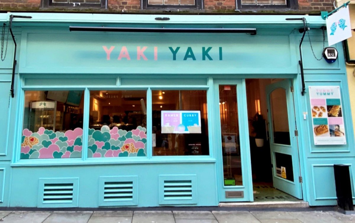 ThinkAmbientFR's tweet photo. Nous avons recommandé  ADTAC comme solution graphique de vitrine parfaite à placer sur les vitrines du magasin Yaki Yaki à Covent Garden. Ils ont utilisé les couleurs de leur marque pour correspondre à la vitrine. Les graphiques étaient simples à appliquer et à retirer. https://t.co/6muAQSJZbu