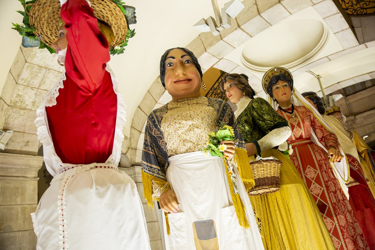 Cultupopularbcn's tweet photo. Coneixes les gegantes que hi ha a l'exposició 'Laies'? 🙋
 
👉 Són 20 figures que s'exposen al Palau de la Virreina fins a la diada de #SantaEulàlia. 
 
El dia 12 a les 18.30 h sortiran a ballar a la Passejada de les Laies. 🎶
 
Més informació 👇
https://t.co/ArFNJ6JyYP https://t.co/3lpZYsFShh